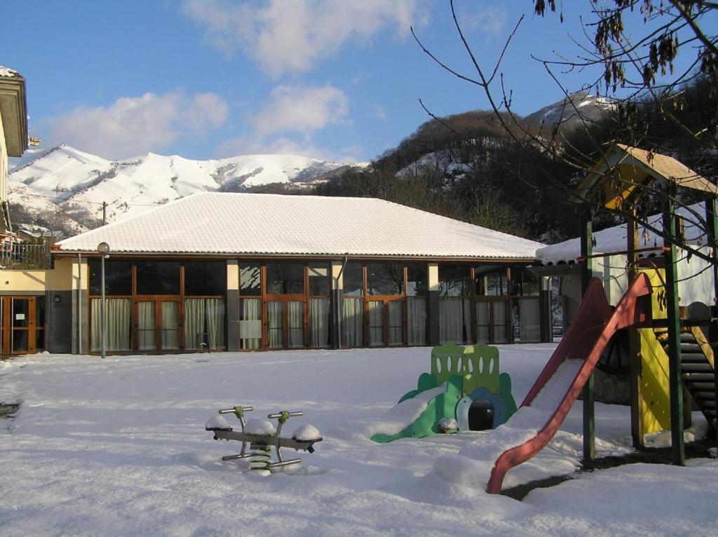 Hotel Santa Cristina Пола де Лена Екстериор снимка