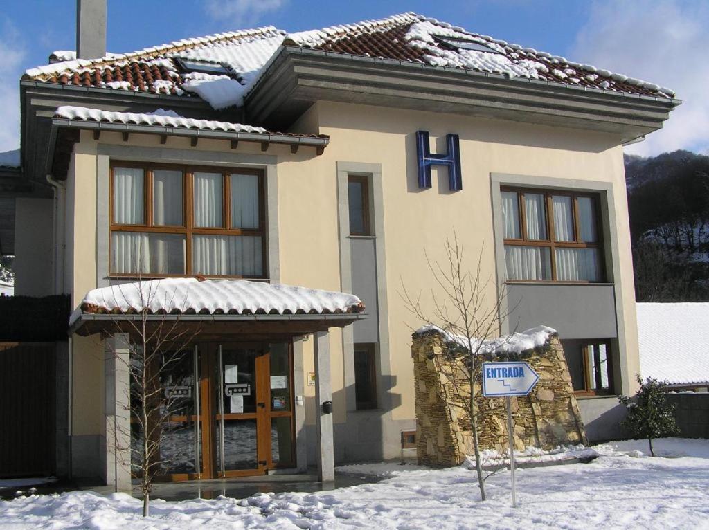 Hotel Santa Cristina Пола де Лена Екстериор снимка