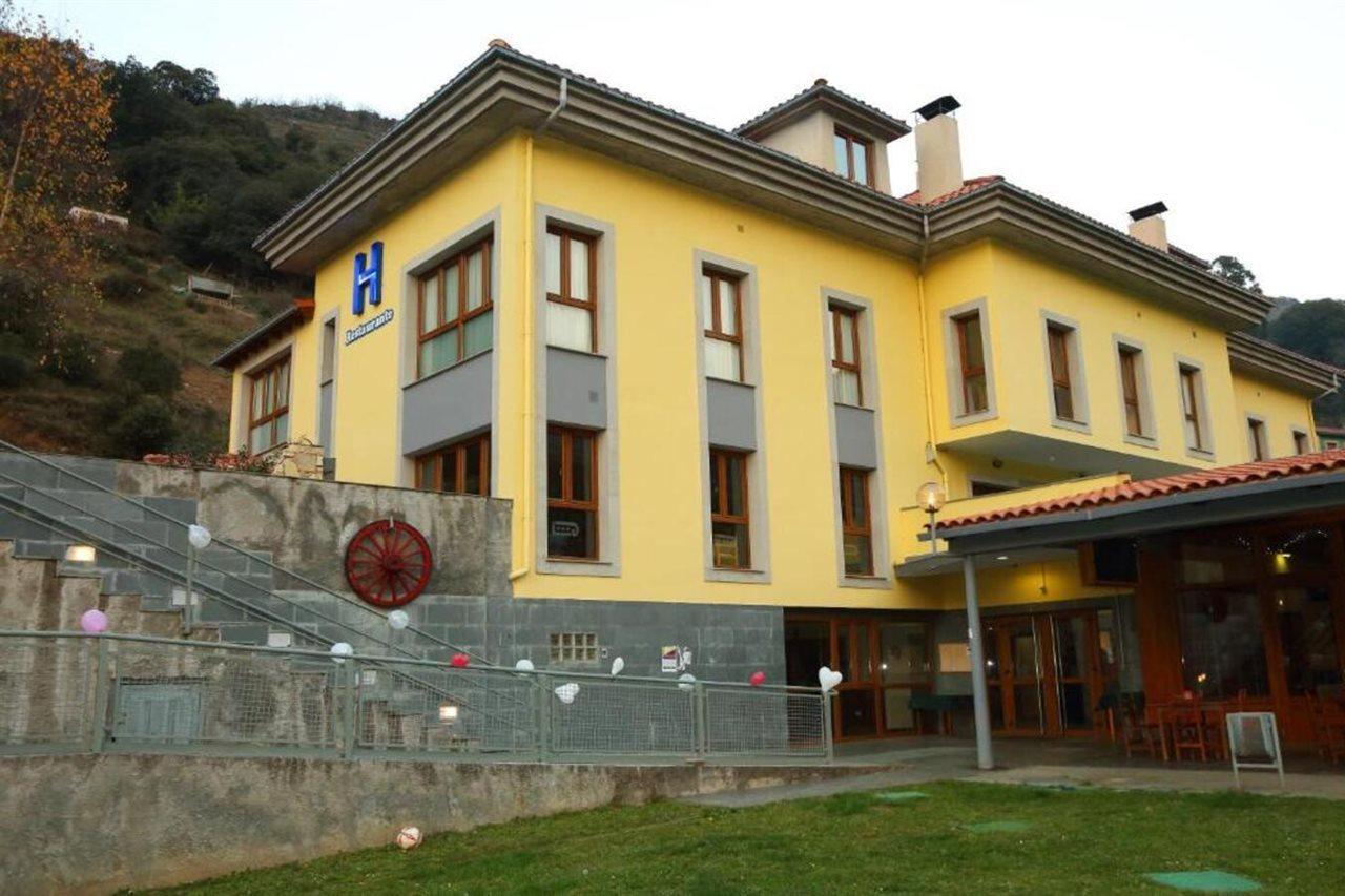 Hotel Santa Cristina Пола де Лена Екстериор снимка